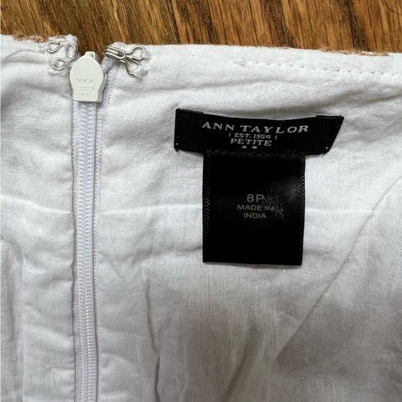 Size 8 petite Ann Taylor gorgeous embroidered skirt - Picture 3 of 3